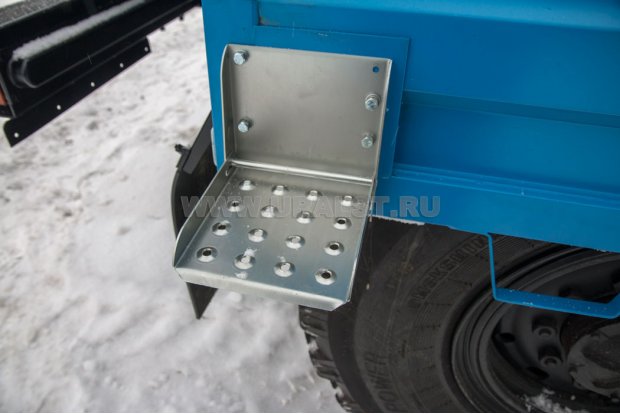 Ступенька для подъема на бортовую платформу