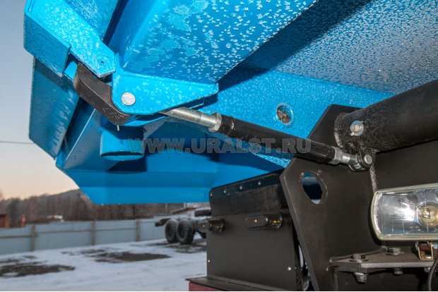 Запорный механизм заднего борта