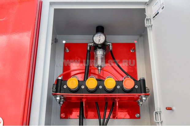 Блок пневмоуправления донными клапанами с манометром