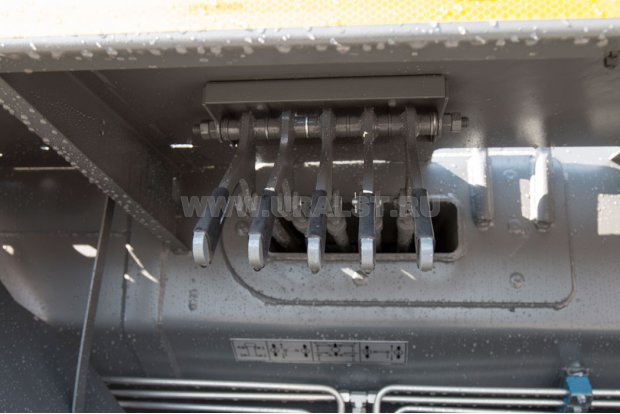 Дублирование рычагов управления опорами с правой стороны автокрана