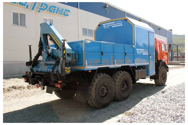 Грузопассажирский автомобиль с краном-манипулятором