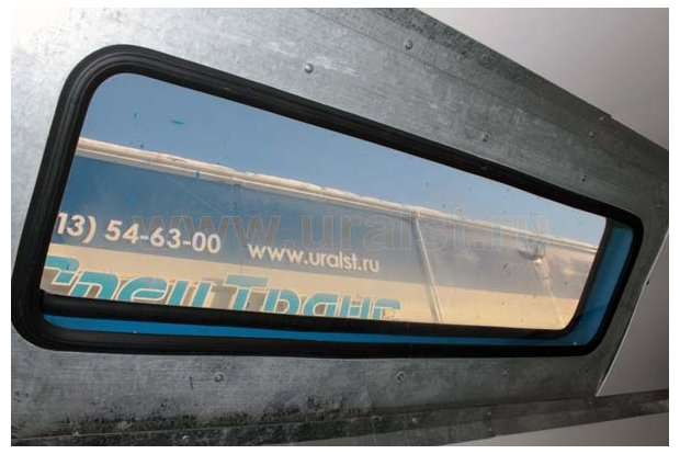 Окно на скосе фургона лаборатории Урал 4320