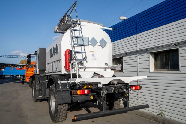 Лестница для подъема на площадку обслуживания цистерны