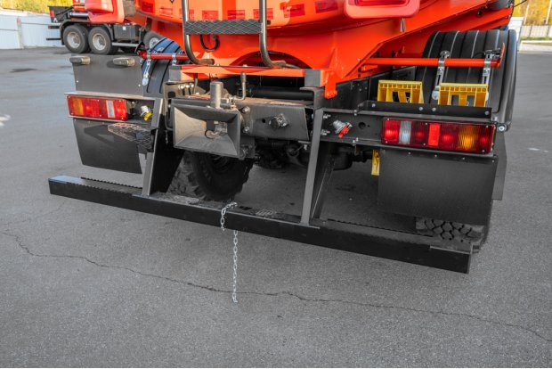 Заднее защитное устройство