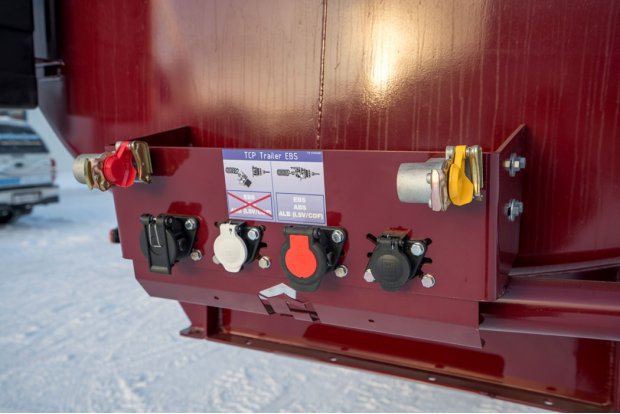 Разъемы для соединения электросистемы и пневмосистемы полуприцепа и тягача