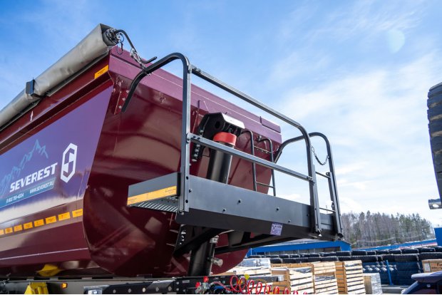 Площадка обслуживания со складной лестницей