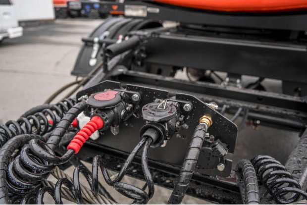 Разъемы для соединения электросистемы и пневмосистемы прицепа и тягача