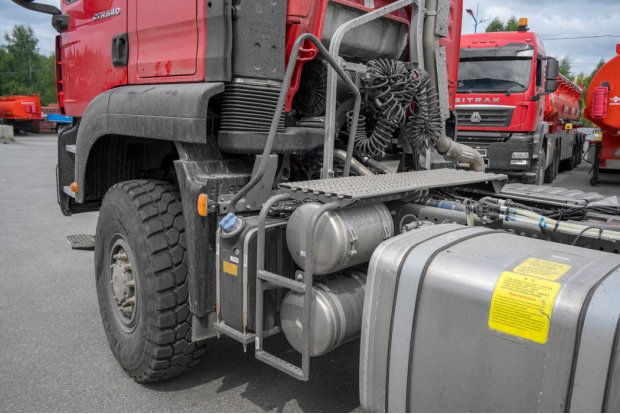 Лестница с площадкой обслуживания