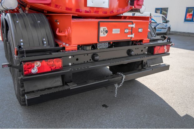 Заднее защитное устройство