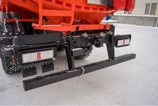 Заднее защитное устройство