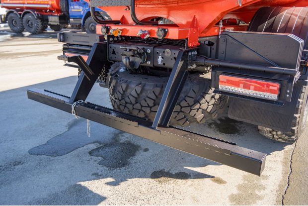 Заднее защитное устройство