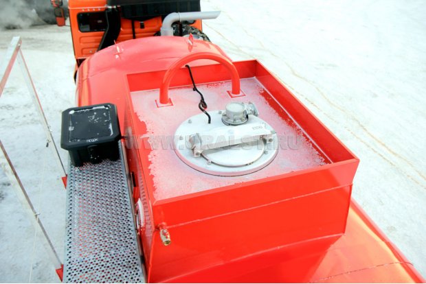 Заливные горловины цистерны