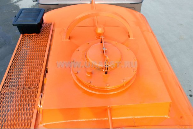 Заливная горловина цистерны