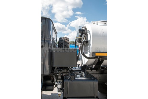 Бак гидросистемы привода насоса