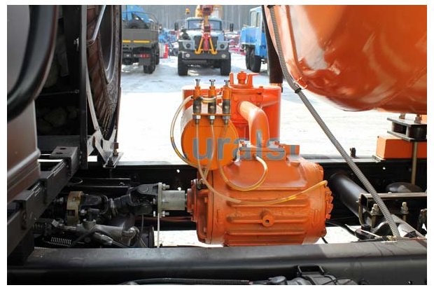 Машина коммунальная Урал