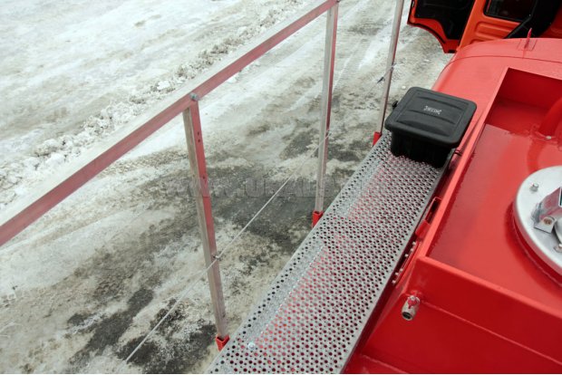 Площадка обслуживания с поручнем