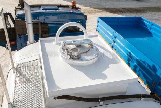 Заливная горловина цистерны