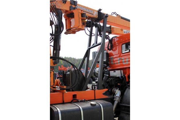 Лесовоз с манипулятором