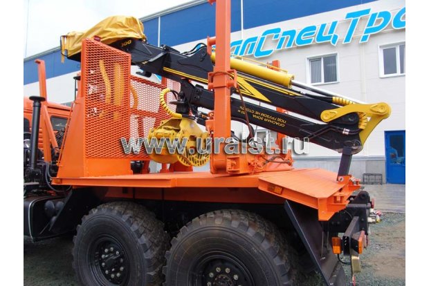 Лесовоз с манипулятором