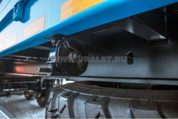 Механическая лебедка подъема и фиксации запасного колеса