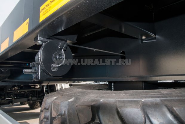 Механическая лебедка подъема и фиксации запасного колеса