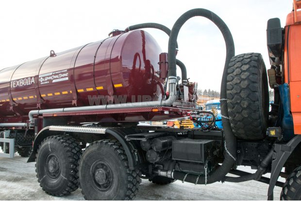 Соединение выхлопной системы тягача и системы обогрева гибким шлангом