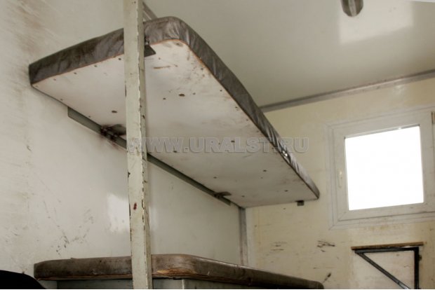 Диван-рундук с откидной полкой