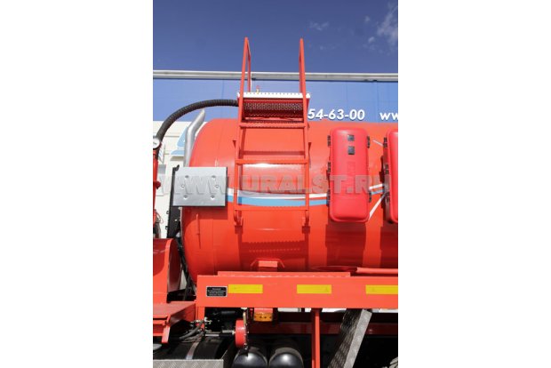 Лестница для обслуживания заливной горловины цистерны