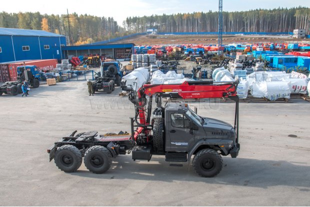 Седельный тягач Урал 4320-74NEXT с гидроманипулятором Epsilon М130L97