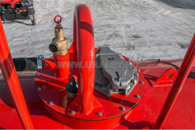 Заливной лючок на горловине