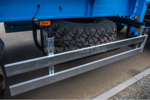 Боковая защита полуприцепа-цистерны