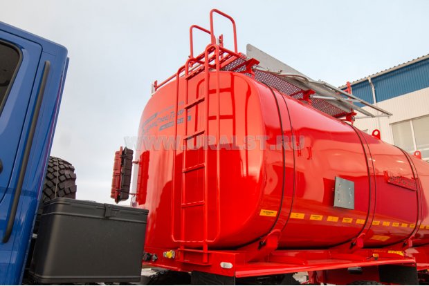 Лестница на площадку обслуживания цистерны