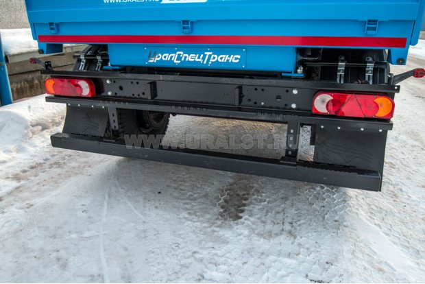 Заднее защитное устройство