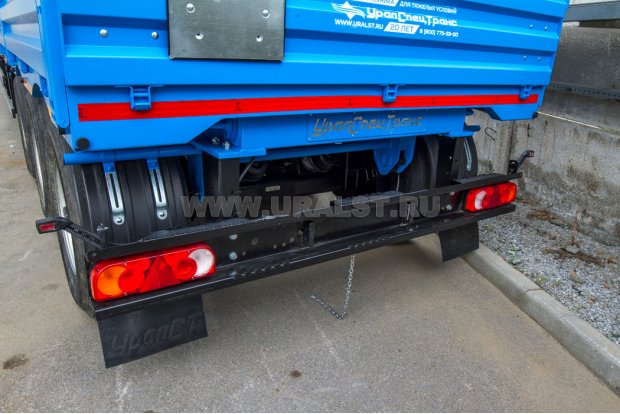 Заднее защитное устройство