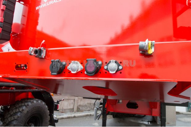 Разъемы для соединения электросистемы и пневмосистемы полуприцепа и тягача