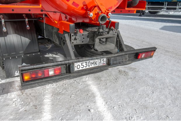 Заднее защитное устройство