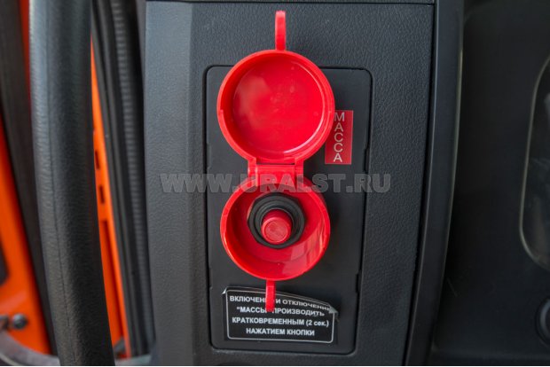 Кнопка отключения массы в кабине водителя