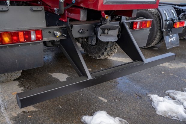 Заднее защитное устройство