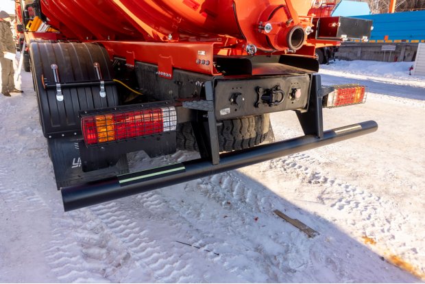 Заднее защитное устройство