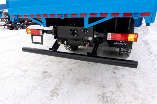 Заднее защитное устройство