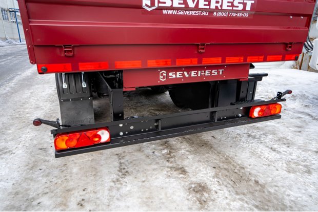 Заднее защитное устройство