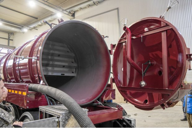 Заднее открывающееся днище