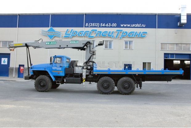Грузовой автомобиль для перевозки катушек и погружных насосов