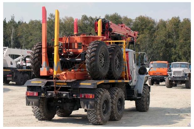 Лесовоз с манипулятором