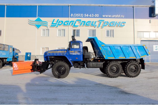 Машина для содержания дорог МКД на шасси Урал 55571-60М c передним скоростным отвалом