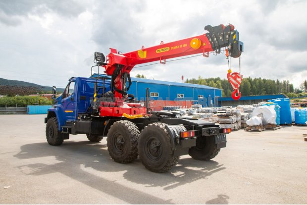 Тягач Урал NEXT 4320 с краном-манипулятором 