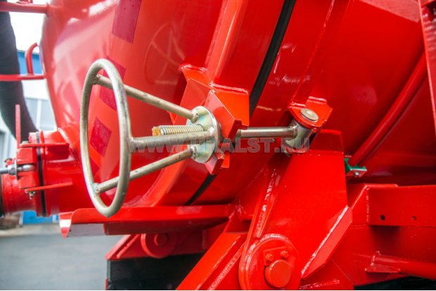 Запор открывающегося днища