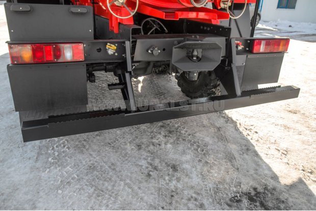 Заднее защитное устройство