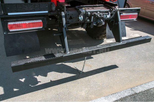 Заднее защитное устройство