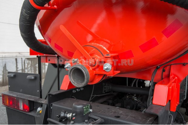 Заборный/сливной узел емкости